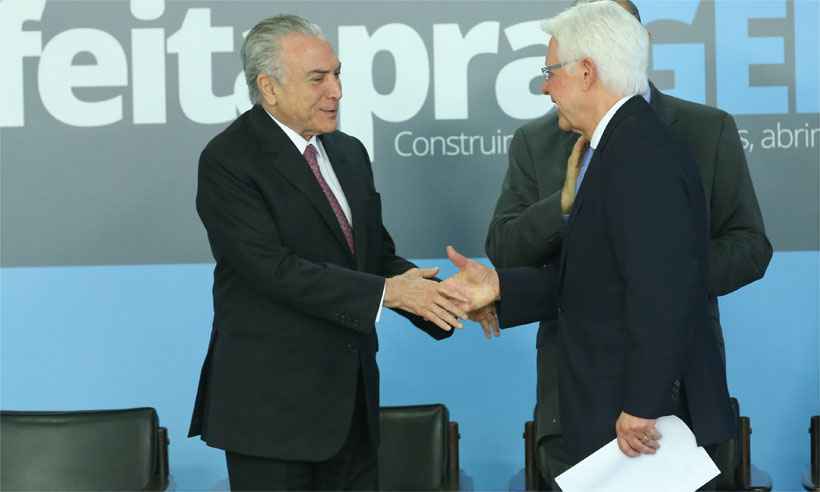 O ex-presidente Michel Temer e o ex-ministro Moreira Franco durante cerimônia de assinatura de contratos de concessões de aeroportos (Foto: Antonio Cruz/Agência Brasil)